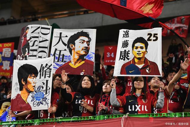 组图：从森林到绿茵 LABUBU携大力神杯出场